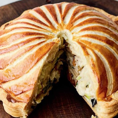 Jamie Oliver's Vegetarian Pithivier Pie | Christmas Recipe Christmas Pie Savoury, Pithivier Recipes, Christmas Lunch Recipes, Vegetarian Pie Recipes, Celeriac Recipes, Christmas Pie Recipes, Czech Style, Tarte Tartin, Veggie Christmas