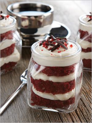 sweat mash-up trend Mason Jar Deserts, Red Velvet Wedding Cake, Mason Jar Desserts, Diy Wedding Cake, Red Velvet Cheesecake, Cake In A Jar, Mini Mason Jars, Dessert In A Jar, Mason Jar Meals