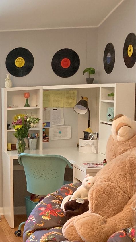 Indie Desk Ideas, Indie Desk, Corner Desk Aesthetic, Room Aesthetic Indie, Indie Room Aesthetic, Indie Room Ideas, Desktop Ideas, Bedroom 2022, Indie Bedroom