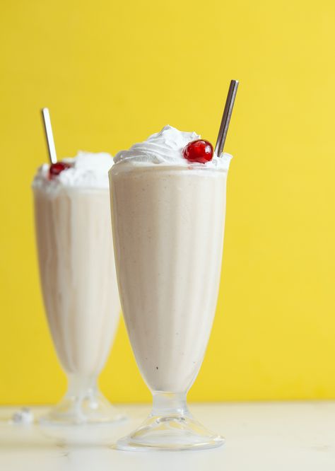 The Pulp Fiction $5 Milkshake - So Vegan Hamburger Restaurant, Burger Places, Diy Summer Crafts, Glace Cherries, Vanilla Milkshake, 5 Dollar, Retro Diner, Milkshake Recipes, Vegan Banana