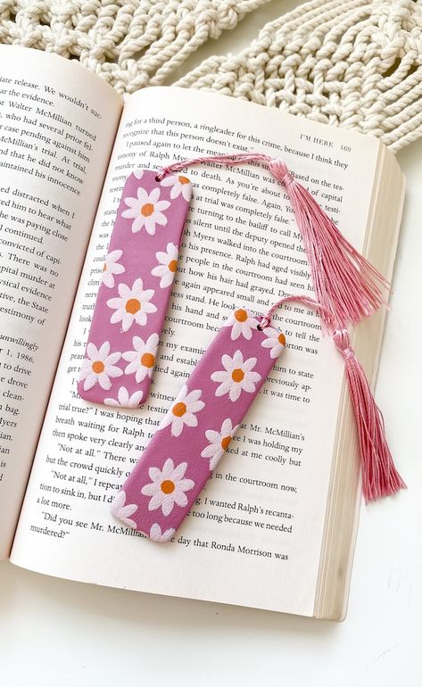 Borndifferentstudio - Etsy Polymer Clay Bookmark, Clay Bookmark, Daisy Bookmark, Diy Gift For Bff, Reading Bookmarks, Disney Princess Babies, Clay Keychain, Clay Magnets, Teachers Day Gifts