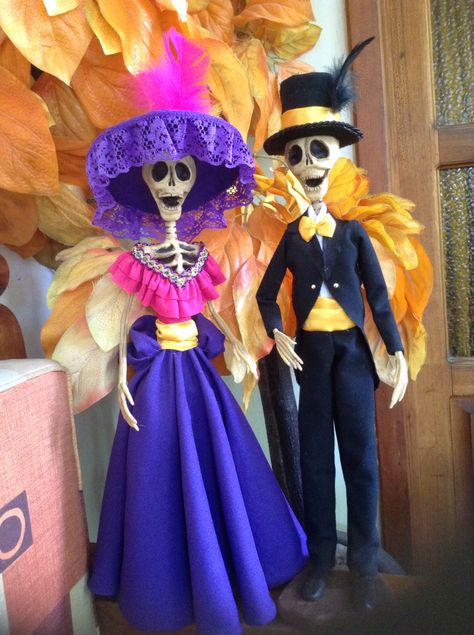 Dia De Los Muertos Party Ideas, Crepe Paper Garland, Corn Husk Crafts, Mexican People, Mexican Party Decorations, Halloween Mesh Wreaths, Halloween 2015, Mexican Party, Doll Hat