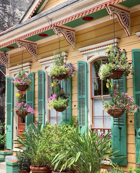 New Orleans Witch, New Orleans Garden, New Orleans Art, Visit New Orleans, House Of Beauty, Favorite City, Garden Inspiration, Curb Appeal, Louisiana