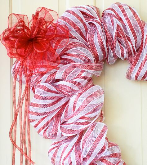 Party Ideas by Mardi Gras Outlet: Candy Cane Door Decoration with Deco Mesh: A Tutorial Mesh Candy Cane Wreath, Mesh Candy Cane, Couronne Diy, Mesh Wreath Tutorial, Deco Wreaths, Candy Cane Wreath, Candy Cane Stripes, Navidad Diy, Wreath Tutorial