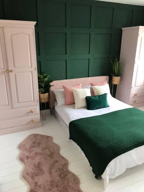 Bedroom Emerald Green, Pink Green Bedrooms, Dark Green Rooms, Green Bedroom Walls, Pink Bedroom Walls, Rose Bedroom, Rose Gold Bedroom, Green Room Decor, Beautiful Bedroom Colors