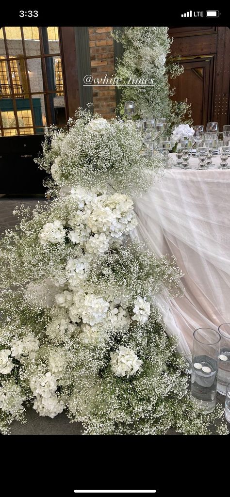 Hydrangea Staircase Wedding, Gipsophyla Wedding, Floofy Wedding Dresses, Wedding Gipsofila, White Hydrangea Wedding Florals, Babys Breath Wedding Reception, Round Table With Runner Wedding, Baby’s Breath Aisle, Baby’s Breath Wedding Centerpiece