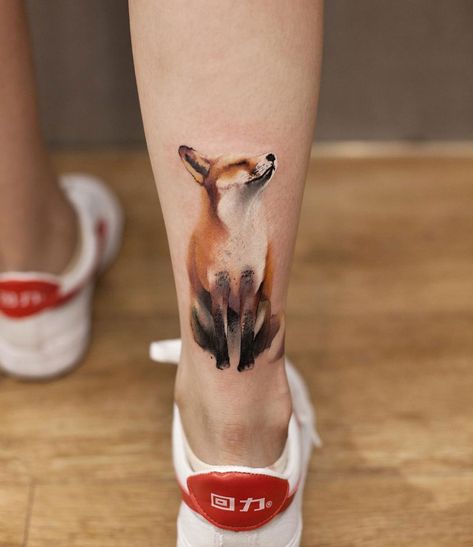 Cute and realistic looking fox done on the back of girl's ankle. Fox Tattoo Design, Ankle Tattoo Designs, Tiny Tattoo, Fox Tattoo, E Tattoo, Small Tattoo Designs, Foot Tattoo, Ankle Tattoo, Trendy Tattoos