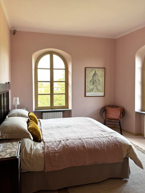 The Italian home of Mad About the House founder, Kate Watson-Smyth Salmon Pink Wall, Modern Double Beds, Bedroom Attic, Large Headboard, Mad About The House, Cozy Living Room Design, Villas In Italy, Design Tricks, Floor Sitting