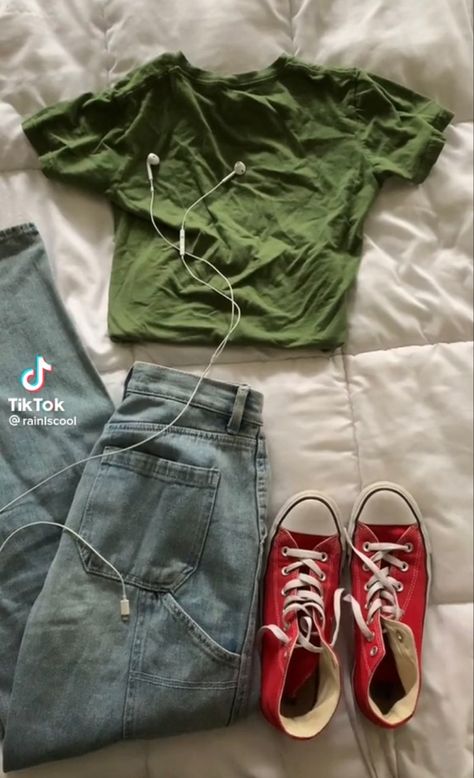 Red Downtown Outfit, Green And Red Outfit Aesthetic, Colorful School Outfits, How To Style Red Converse, Tee Shirt And Jeans, Red Converse Outfit, Mode Zara, Red Converse, Downtown Outfits