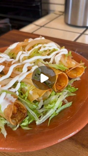 Chicken Flautas Recipe Mexican, Flautas Recipe Chicken, Mexican Food Recipes Chicken, Comidas Mexicanas Ideas, Taquitos Chicken, Taquitos Dorados, Flautas Recipe, Homemade Taquitos, Chicken Flautas