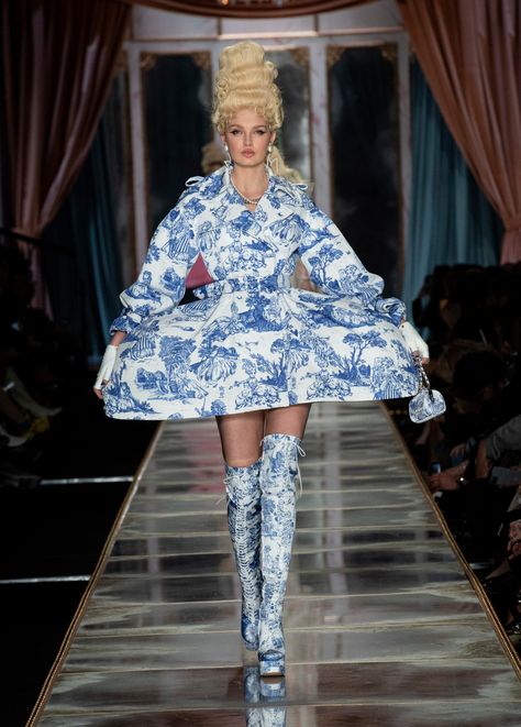 Rokoko Fashion, Moschino Design, Moschino 2020, Moschino Runway, Moschino Fashion, Vogue Editorial, Hoodie Dresses, Rococo Fashion, Bustle Dress