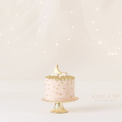 54 Likes, 3 Comments - Melissa Abbou ‍ (@sweetsmelissa) on Instagram: “Twinkle Twinkle Little Star Still By Far My Favourite Thing To Create Are Smash Cakes For Little 1…” Pastel Moon, Smash Cakes, 2nd Birthday Boys, Birthday Themes For Boys, Birthday Star, Baby Cakes, Star Party, 1st Birthday Cake, Baby Shower Food