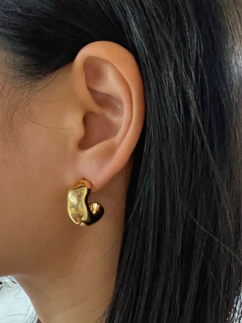 Chunky Loop Gold Earrings, Modern Chunky Metal Hoop Earrings, Interlocking Bold Hoop Earrings, Chunky Gold Hoop Earrings Minimalist, Chunky Gold Earrings, Sisters The Label, Modern Hoop Earrings With Gold-tone Hardware, Gold Minimalist Jewelry, Golden Hoops