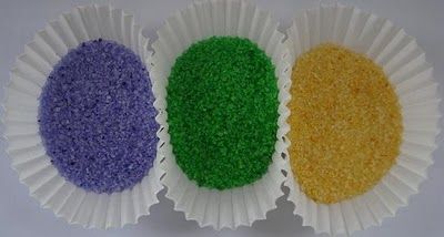 Making colored sugar makes so much more sense than buying those expensive little tubs. Who knew it was this easy? Catholic Icing, King Cakes, Mardi Gras King Cake, Mardi Gras Food, S Cake, Colored Sugar, Sugar Sprinkles, Cupcake Decorating, Mardi Gras Party