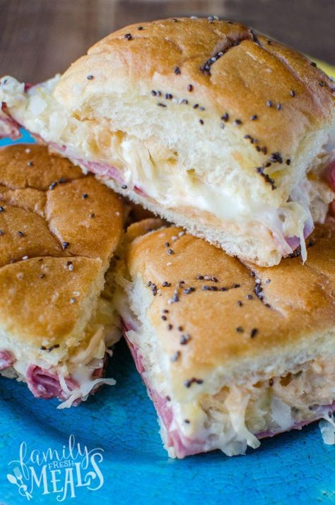 Reuben Sliders Recipe - FamilyFreshMeals.com Ruben Recipe, Reuben Sliders, Slider Sandwiches, Pastrami Sandwich, Fresh Meals, Thousand Island Dressing, Family Fresh Meals, Steak Sandwich, Slider Recipes