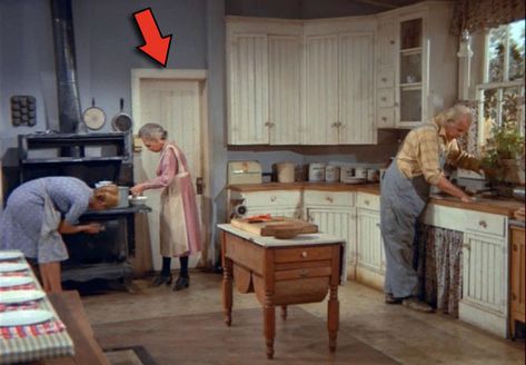 Olivia Walton, The Waltons Tv Show, Walton House, Different House Styles, Old Fashioned Kitchen, Richard Thomas, The Waltons, Walton Family, Vintage House Plans