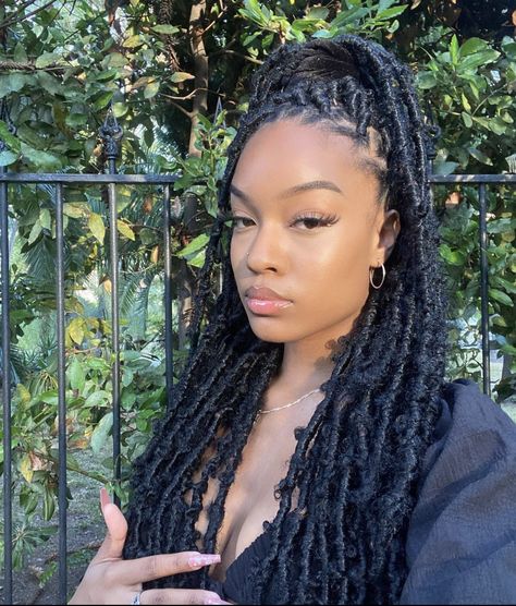 Black Faux Locs, Curly Crochet Hair Styles, Beautiful Dreadlocks, Faux Locs Hairstyles, Cute Box Braids Hairstyles, Protective Hairstyles Braids, Braided Wig, Dreadlock Hairstyles, Super Long Hair