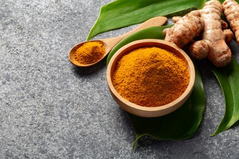 Turmeric powder and fresh turmeric root ... | Premium Photo #Freepik #photo Pain Relief Tea, Fresh Turmeric Root, Fresh Turmeric, Turmeric Tea, Turmeric Curcumin, Turmeric Benefits, Turmeric Root, Roasted Vegetables, Omega 3