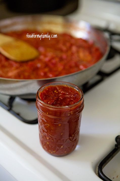 Sweet and Spicy Honey Tomato Jam #recipe via FoodforMyFamily.com Tomato Jam Recipe, Canning Jam, Tomato Jam, Spicy Honey, Jam And Jelly, Jam Recipe, Jelly Recipes, Meals In A Jar, Homemade Jam