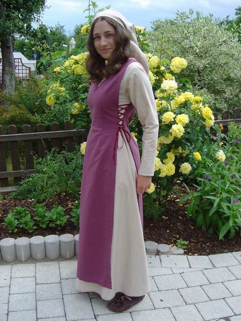 Peasant Apron Dress, Middle Ages Dress, Middle Aged Women Fashion, Middle Ages Clothing, Middle Aged Women Hairstyles, Medieval Garb, Viking Dress, Medieval Clothes, Viking Costume