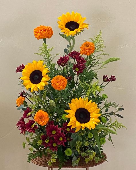 Fall is in the air 🍁 #fallcolors #fallcolours #fallcolors🍁🍂 #fallarrangement #sunflower #marigold #berkeleyflorist Fall Is In The Air, Arrangement Ideas, Fall Arrangements, Marigold Flower, Flower Arrangement, Fall Colors, Special Events, Florist, Flower Arrangements