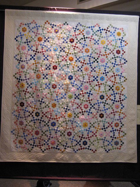 Ring Cycles by Lessa Siegele. What can I say?  Jack's Chain is one of my all-time favorite blocks.  Love it. Hexie Quilt, Nine Patch Quilt, Circle Quilts, Bonnie Hunter, Bed Quilt, Hexagon Quilt, Traditional Quilts, Scrappy Quilts, Patch Quilt