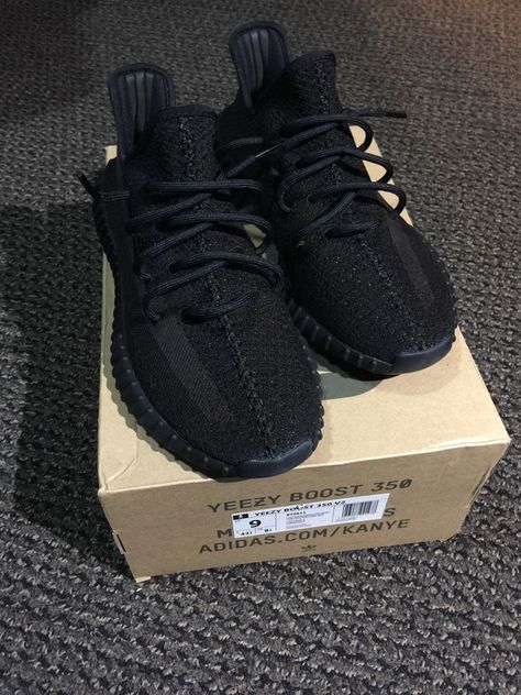 Yezzy Shoes 350, Yeezy Men, Black Yeezy, Yeezy Black, Yeezy Boots, Pretty Shoes Sneakers, Curvy Petite Fashion, Shoe Wishlist, Shoes Outfit Fashion