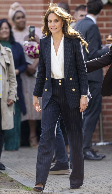 Blue Pinstripe Suit, Düşes Kate, Navy Sweater Dress, Kate Middleton Pictures, Fashion Forward Outfits, Princess Kate Middleton, Fashion Family, Coordinating Outfits, Kate Middleton Style