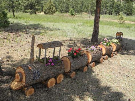 Log Train Planter with Flowers Wood Log Crafts, Log Planter, Diy Raised Garden, Raised Garden Beds Diy, Wooden Log, Garden Crafts, Diy Garden Decor, Raised Garden Beds, Raised Garden