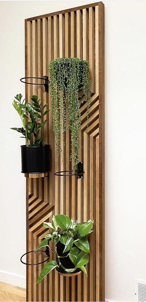 Decoration Plante, House Plants Decor, Studio Apartment Decorating, Slat Wall, Outdoor Wall Decor, Plant Wall, Living Room Wall, Plant Decor, Outdoor Walls