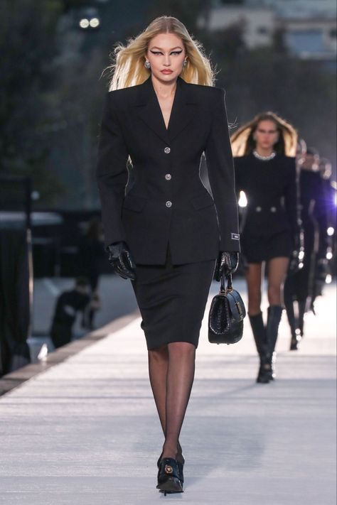 Gigi Hadid Runway, Gigi Hadid Walk, Gigi Hadid Outfits, Retro Looks, Model Aesthetic, Winter 2023, Black Suits, Gigi Hadid, Business Outfits