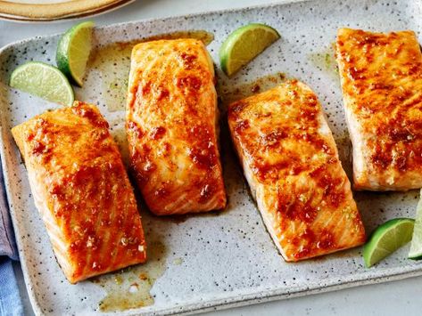 Cooked Salmon Recipes, Honey Baked Salmon, Honey Glazed Salmon Recipe, Salmon Food, Best Salmon Recipe, Honey Glazed Salmon, Salmon Glaze Recipes, Baking With Honey, Honey Glazed