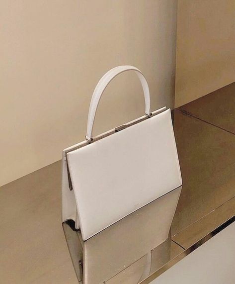 @Celine s/s 2017 rtw ‘’Clasp Bag’’ Creative Director Phoebe Philo #NewestCool  ⠀⠀⠀⠀⠀⠀⠀⠀⠀⠀⠀⠀ ⠀⠀⠀⠀⠀⠀⠀⠀⠀⠀⠀⠀    ⠀⠀⠀⠀⠀⠀⠀⠀⠀⠀⠀⠀ ⠀⠀⠀⠀⠀⠀⠀⠀⠀⠀⠀⠀    ⠀⠀⠀⠀⠀⠀⠀⠀⠀⠀⠀⠀  ⠀⠀⠀⠀⠀⠀⠀⠀⠀⠀⠀⠀ ⠀⠀⠀⠀⠀⠀⠀⠀⠀⠀⠀⠀    ⠀⠀⠀⠀⠀⠀⠀⠀⠀⠀⠀⠀ ⠀⠀⠀⠀⠀⠀⠀⠀⠀⠀⠀⠀ #highendbag #highendbags #bagdesigner #bagdesigners #runwaybag #luxurybag #luxurybags #bagheaven #minimalisticaesthetic #minimalfashion #minimalistoutfit #quietluxury #quietluxurystyle #timelessfashion #celine #céline #celinebag #celineparis #celinebeltbag #phoebephiloceline #celinearchive... Celine Clasp Bag, Clasp Bag, Minimalist Bag, Celine Bag, Cute Bags, Gucci Bags, Arm Candy, Christmas Baby, Bago