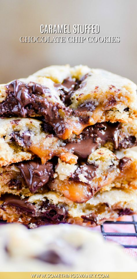 Surprise Cookies, Stuffed Chocolate Chip Cookies, Cookies Holiday, Blueberry Coffee Cake, Perfect Chocolate Chip Cookies, Soft Caramel, Caramel Cookies, Chocolate Pies, Cookies Recipes Chocolate Chip