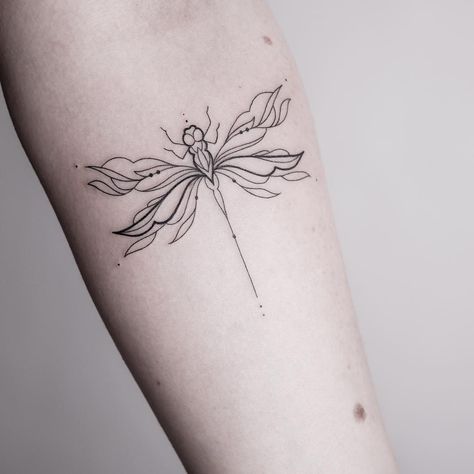 Abstract dragonfly done in our new studio in Berlin. Click the link in my profile to meet the Berlin team. ✣ check out my studio @vadersdye… Dragonfly Tattoo Black, Cool Wings, Watercolor Dragonfly Tattoo, Simple Dragonfly, Dragonfly Tattoos, Small Dragonfly Tattoo, Tattoo Black And Grey, Dragonfly Tattoo Design, Dreamcatcher Design