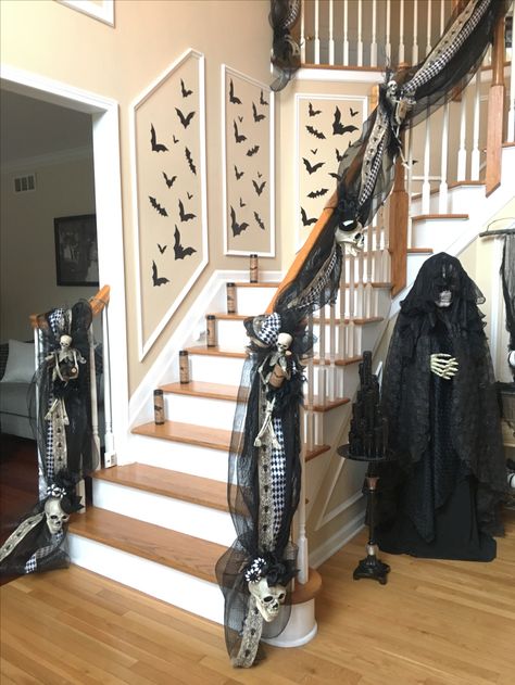 Halloween Bannister Ideas, Stairway Halloween Decorating, Halloween Banister Ideas, Halloween Decor Staircase, Stairway Halloween Decor, Stair Railing Halloween Decor, Halloween Decor For Stairs, Halloween Stairwell Decor, Halloween Decor Stairs