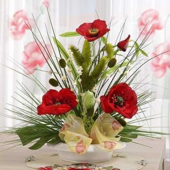 Flower Art Design, Remembrance Flowers, Poppy Flower Art, Table Decoration Ideas, Red Poppy Flower, Plastic Bottle Flowers, Flower Table, Church Flowers, Fun Christmas Decorations