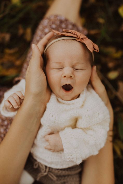 Mom And Newborn Photoshoot Outside, Newborn And Mommy Pictures Outdoors, Newborn And Mommy Photoshoot, Golden Hour Newborn Photography, Mother Newborn Photoshoot, Outdoor Photos With Newborn, Mom And Newborn Photography Outdoor, Newborn Photoshoot With Mom, Mommy And Newborn Photo Shoot Outside