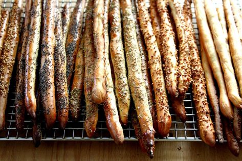 Grissini-Style Cracker Sticks – A Cup of Sugar … A Pinch of Salt Spinach Strudel, Dakota Bread, Homemade Breadsticks, Homemade Crackers, Rustic Bread, Frozen Puff Pastry, Cooking 101, Toasted Sesame Seeds, Ferrero Rocher