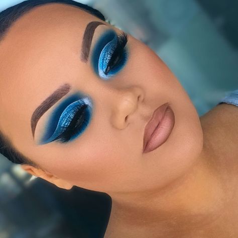 Blue And Black Eyeshadow, Blue Cut Crease Eyeshadow, Diy Makeup Looks, Navy Blue Makeup, Blue Cut Crease, Cut Crease Eye Makeup, New Makeup Ideas, Cut Crease Eyeshadow, Blue Makeup Looks