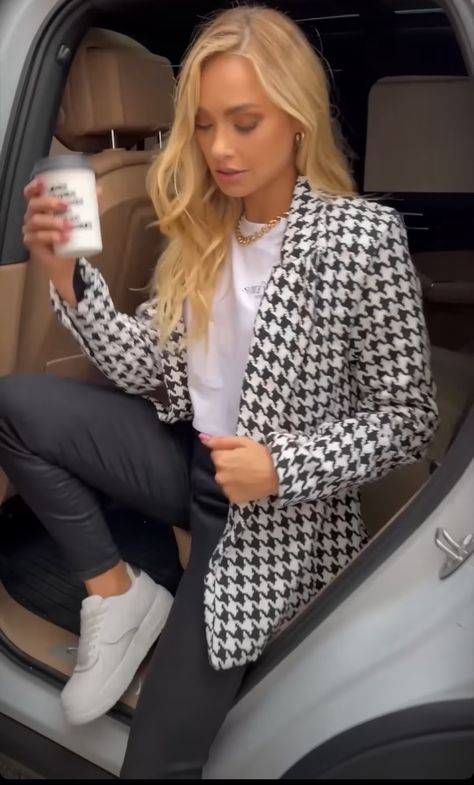 Office Outfits With Sneakers, Black And White Blazer Outfit, Houndstooth Blazer Outfit, Casual Office Outfits, White Jacket Outfit, Outfits With Sneakers, Tweed Jacket Outfit, White Blazer Outfits, Workplace Fashion