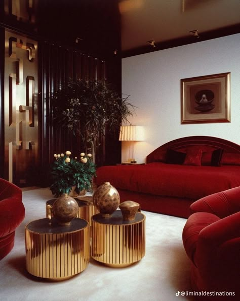 Art Deco 70s Interior, 80s Living Room Aesthetic, Old Hollywood Interior Design, Old Hollywood Living Room, Hollywood Living Room, 80s Living Room, 80s Home Decor, Red Interior Design, 80s Interior Design