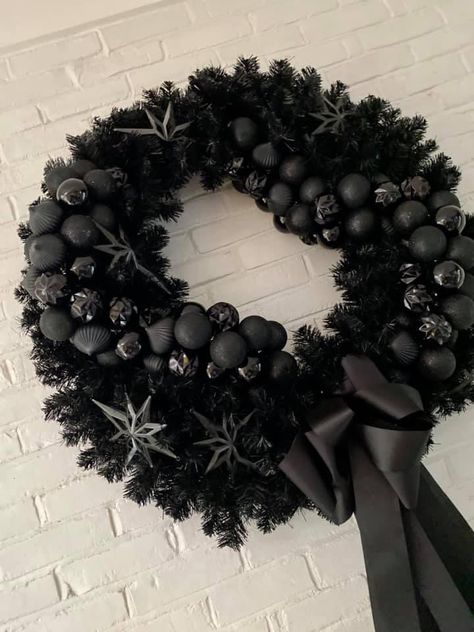 Black Christmas Reef, Black Wreaths For Front Door Christmas, Black Winter Decor, Christmas Decor Black And Red, Black And White Christmas Mantle Decor, Dark Christmas Wreath, Black White And Gold Christmas Tree Decorating Ideas, Black Christmas Wreath Ideas, Matte Black Christmas Decor