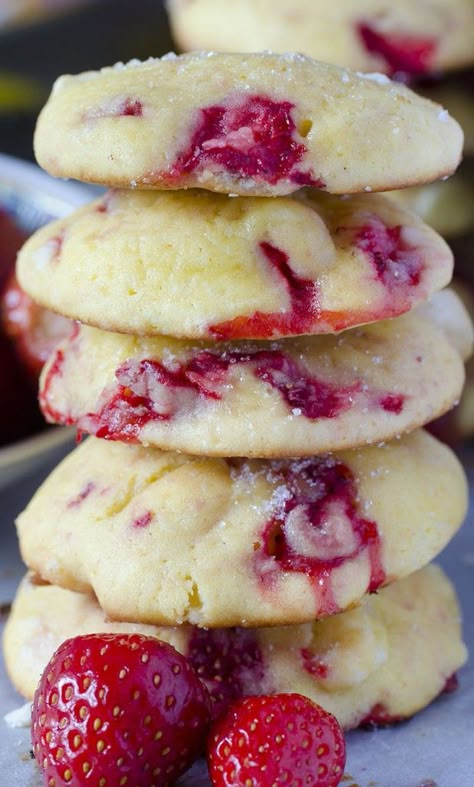 Cream Cheese Strawberry Cookies - OMG Chocolate Desserts Strawberry Cream Cheese Cookies, Cookies With White Chocolate, Eggnog Recipes, Strawberry Cookies, Cream Cheese Cookies, Cheese Cookies, Strawberry Cream Cheese, God Mat, Crumpets