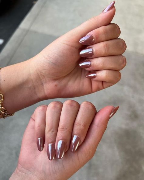 Nails Colors Chrome, Creme Brown Nails, Brown Metalic Nails, Brown Ombré Chrome Nails, Brown Nail Chrome, Maroon Glazed Nails, Fall Nails Brown Chrome, Chrome Maroon Nails, Fall Crome Nails