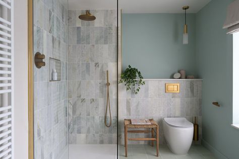 Houzz Tour: A 1980s Coastal Home Gets a Midcentury-style Upgrade | Houzz UK Upside Down House, 1970s Home, Coastal Home, Style Upgrade, Coastal Homes, Modern Bathroom, 1970s, Mid Century, House Design