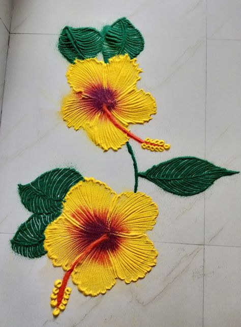 Flower Rangoli With Colours, Flower Designs Rangoli, Rangoli Without White Colour, Pretty Rangoli Designs, Design Rangoli Simple, Yellow Rangoli, Cartoons Rangoli Design, White Rangoli, Bordados Tambour