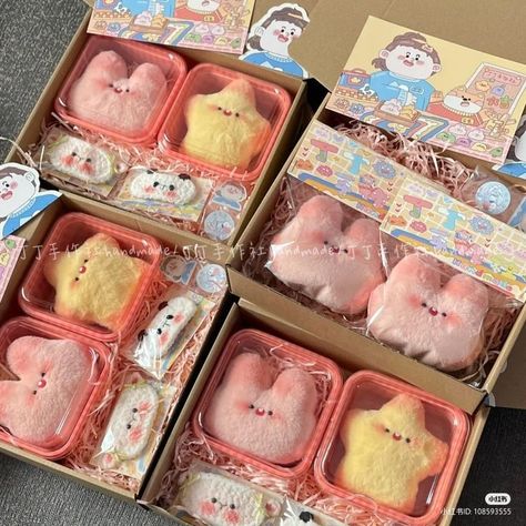 Tanah Liat, Crochet Business, Cute Polymer Clay, Kawaii Plushies, Cute Stuffed Animals, Cute Toys, Packaging Design Inspiration, Cute Plush, Cute Crafts