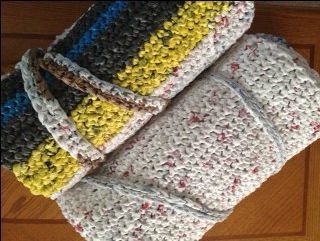 .Crochet Plarn sleeping mats for the homeless - save a plastic bag from the landfill and help out a fellow human! - links to complete instructions Plastic Bag Mats, Recycle Crochet, Plarn Crochet, Plarn Projects, Homeless Bags, Plastic Bag Crafts, Plastic Bag Crochet, Blessing Bags, Crochet Mat