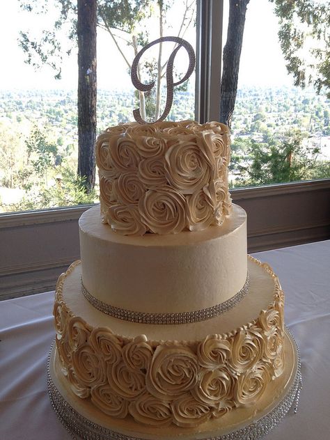 Quince Cakes Champagne And Gold, Gold Rosette Cake, Wedding Cake Champagne Color, Quince Cakes Champagne, Champagne Colour Wedding Cake, 50th Wedding Anniversary Cakes, Quince Cake, 50th Anniversary Decorations, Golden Cake